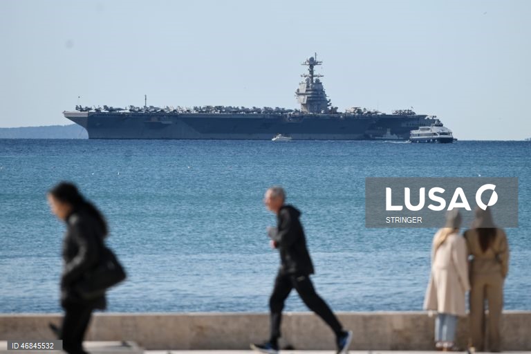 Porta-aviões da Marinha dos EUA USS Gerald R. Ford (CVN-78), atracado em Split, na Croácia. O navio chegou para reparações na sequência de um incêndio não relacionado com combate, ocorrido durante operações no Mar Vermelho.