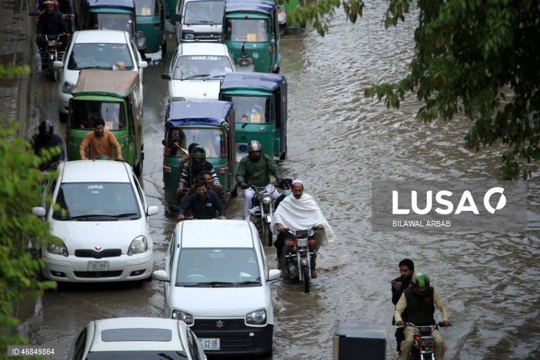 Paquistão: Chuva intensa em Peshawar