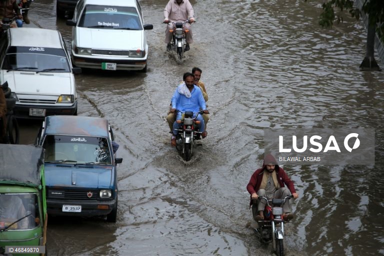 Paquistão: Chuva intensa em Peshawar