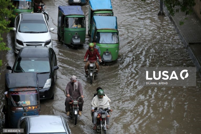 Paquistão: Chuva intensa em Peshawar