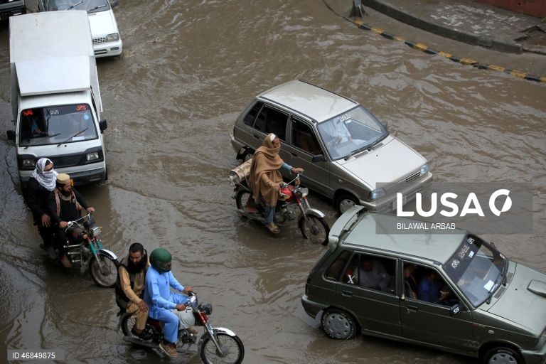 Paquistão: Chuva intensa em Peshawar