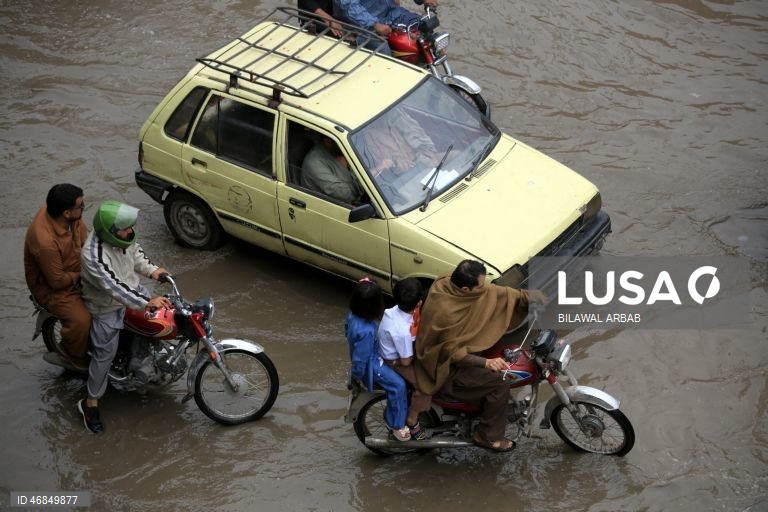 Paquistão: Chuva intensa em Peshawar