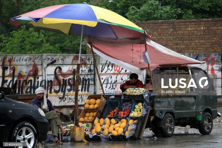 Paquistão: Chuva intensa em Peshawar