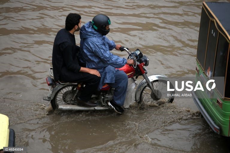 Paquistão: Chuva intensa em Peshawar