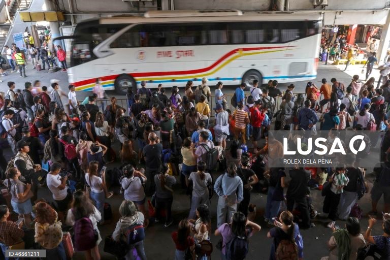 Filipinas: Viajantes acorrem aos terminais de transporte em todo o país durante a Semana Santa