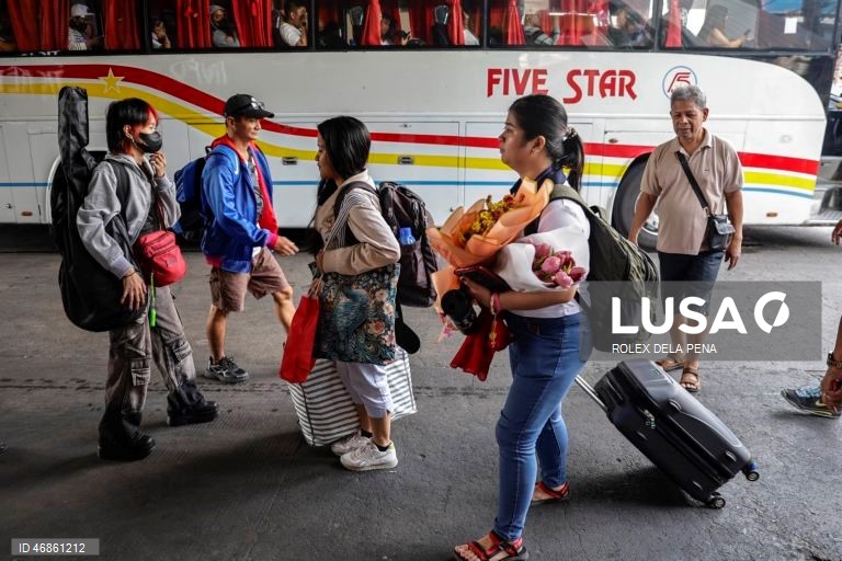 Filipinas: Viajantes acorrem aos terminais de transporte em todo o país durante a Semana Santa