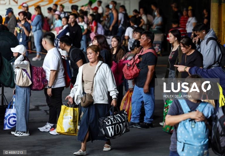 Filipinas: Viajantes acorrem aos terminais de transporte em todo o país durante a Semana Santa