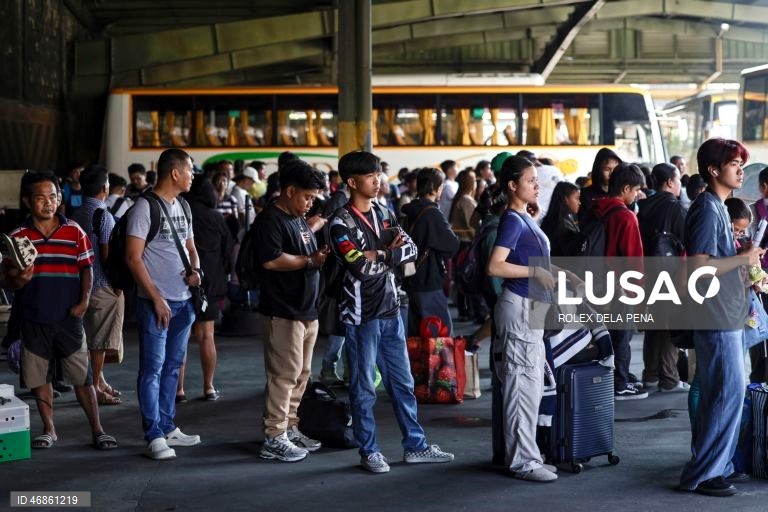 Filipinas: Viajantes acorrem aos terminais de transporte em todo o país durante a Semana Santa
