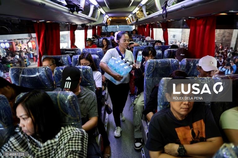 Filipinas: Viajantes acorrem aos terminais de transporte em todo o país durante a Semana Santa
