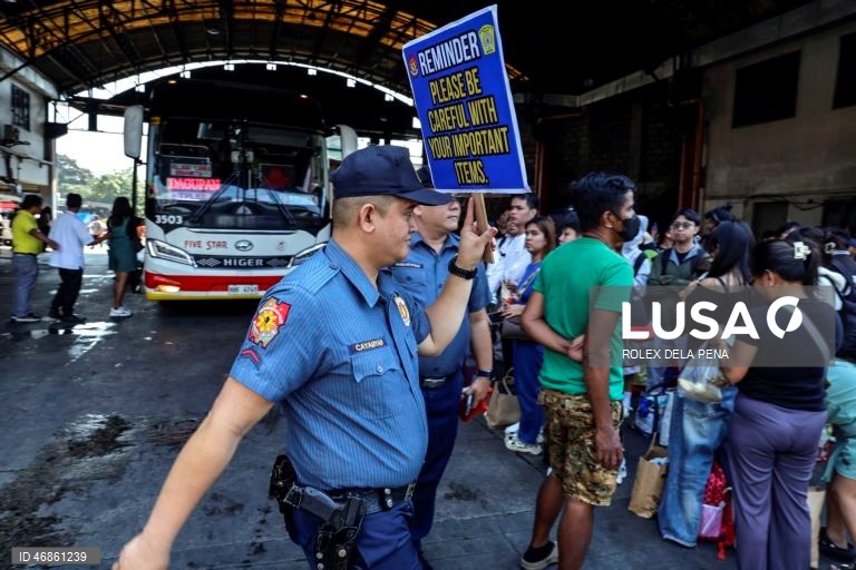 Filipinas: Viajantes acorrem aos terminais de transporte em todo o país durante a Semana Santa