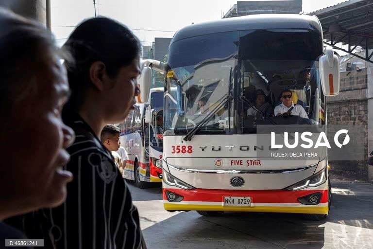 Filipinas: Viajantes acorrem aos terminais de transporte em todo o país durante a Semana Santa