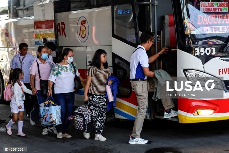 Filipinas: Viajantes acorrem aos terminais de transporte em todo o país durante a Semana Santa
