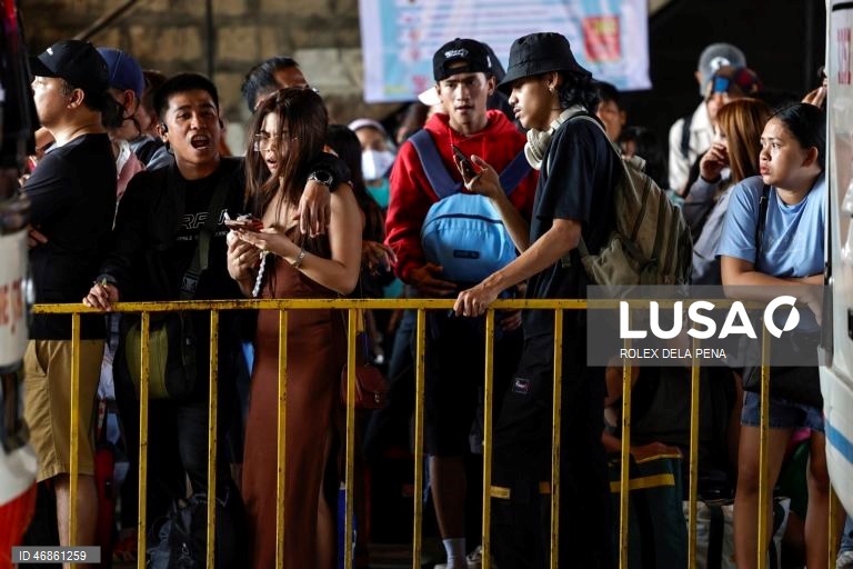 Filipinas: Viajantes acorrem aos terminais de transporte em todo o país durante a Semana Santa