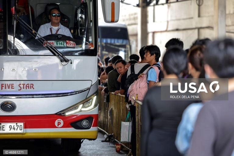 Filipinas: Viajantes acorrem aos terminais de transporte em todo o país durante a Semana Santa