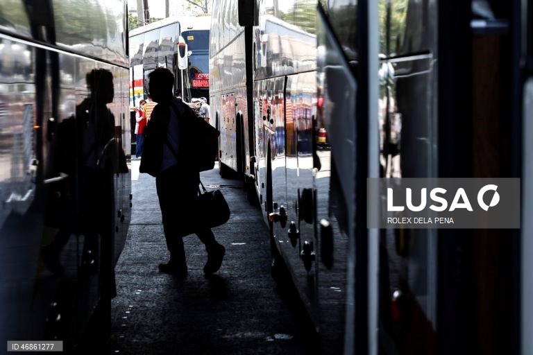 Filipinas: Viajantes acorrem aos terminais de transporte em todo o país durante a Semana Santa