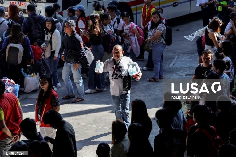 Filipinas: Viajantes acorrem aos terminais de transporte em todo o país durante a Semana Santa