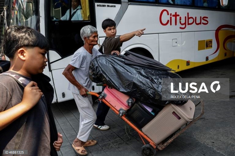 Filipinas: Viajantes acorrem aos terminais de transporte em todo o país durante a Semana Santa