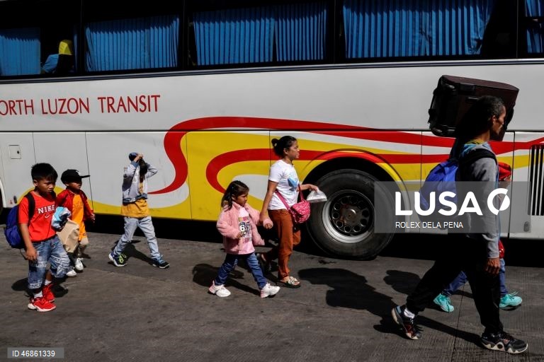 Filipinas: Viajantes acorrem aos terminais de transporte em todo o país durante a Semana Santa