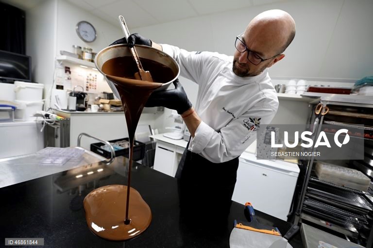 França: Produção de chocolate da Páscoa em andamento em Biot