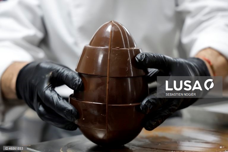 França: Produção de chocolate da Páscoa em andamento em Biot
