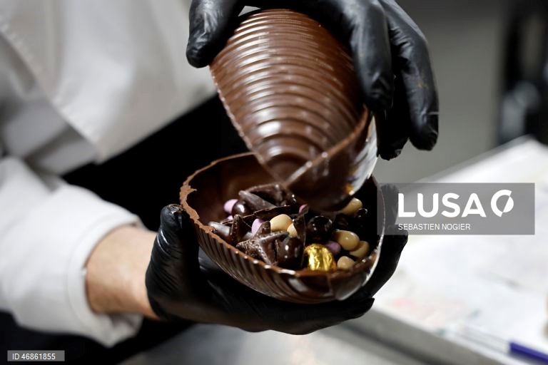 França: Produção de chocolate da Páscoa em andamento em Biot
