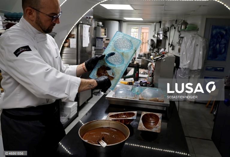 França: Produção de chocolate da Páscoa em andamento em Biot