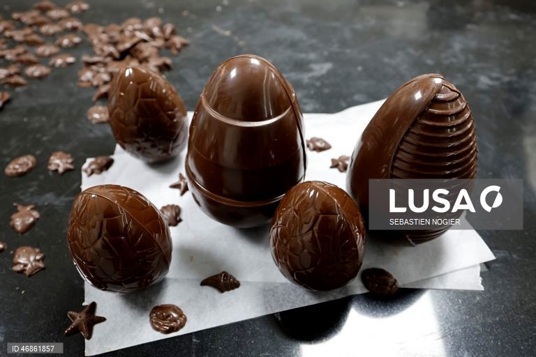 França: Produção de chocolate da Páscoa em andamento em Biot