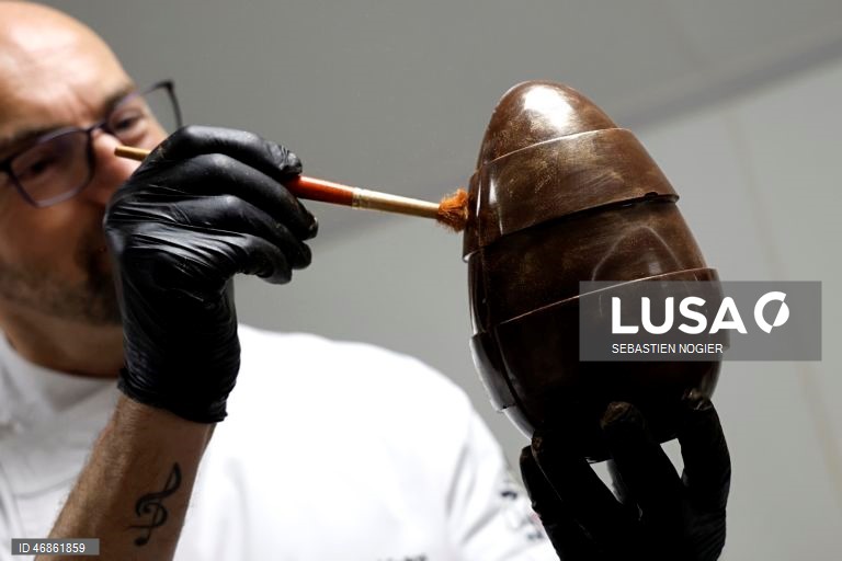 França: Produção de chocolate da Páscoa em andamento em Biot