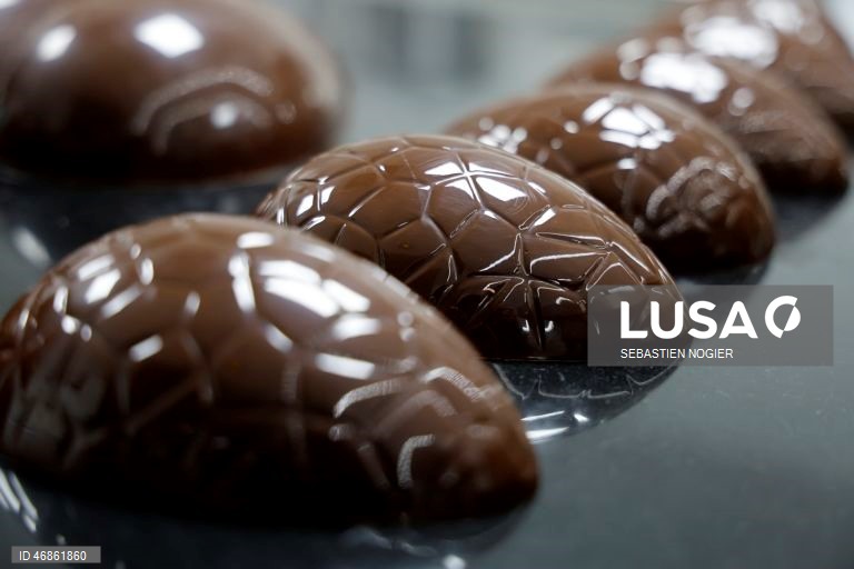 França: Produção de chocolate da Páscoa em andamento em Biot