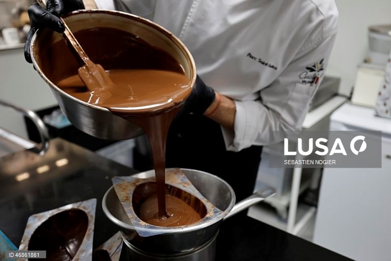 França: Produção de chocolate da Páscoa em andamento em Biot