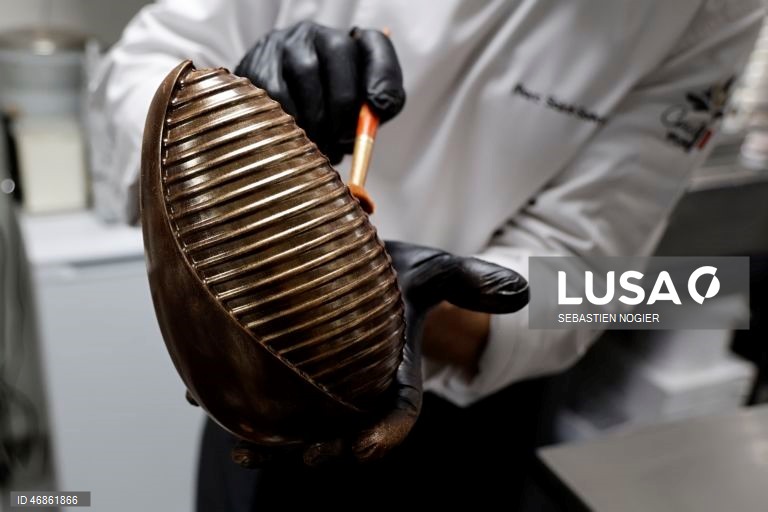 França: Produção de chocolate da Páscoa em andamento em Biot