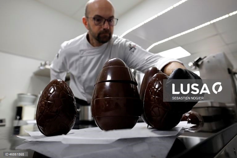 França: Produção de chocolate da Páscoa em andamento em Biot