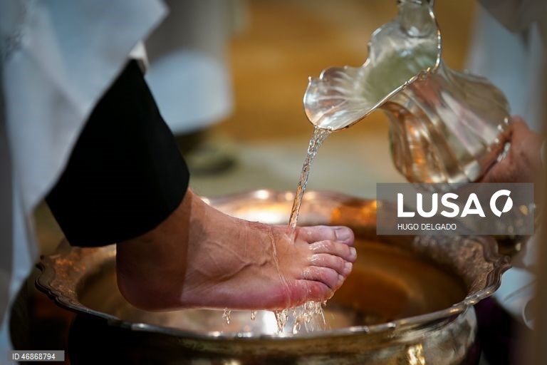 D. Andrés Carrascosa Cosono, Núncio Apostólico em Portugal presidiu esta tarde á celebração do “Lava Pés” na Sé Catedral de Braga, durante as Solenidades da Semana Santa de Braga, Portugal, 2 Abril  2026. HUGO DELGADO/LUSA

