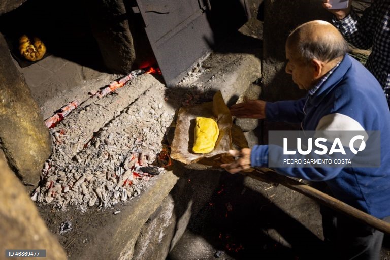 O antigo forno comunitário de Vilar Perdizes, em Montalegre, reabre nesta Páscoa para cumprir a tradição de cozer o folar, servindo de palco para a transmissão de saberes das gerações mais velhas para os mais novos, Montalegre, Vila Real, 2 de abril de 2026. Os fornos do povo foram caindo em desuso, mas, nos últimos anos, em Montalegre, distrito de Vila Real, vários foram recuperados e são reabertos, principalmente nesta época, para reativar uma tradição antiga. Espalhados pelo concelho há 56...