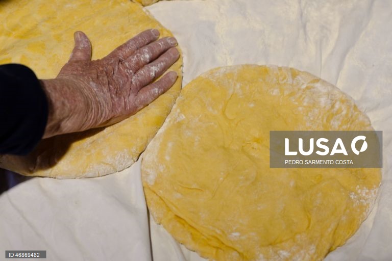 O antigo forno comunitário de Vilar Perdizes, em Montalegre, reabre nesta Páscoa para cumprir a tradição de cozer o folar, servindo de palco para a transmissão de saberes das gerações mais velhas para os mais novos, Montalegre, Vila Real, 2 de abril de 2026. Os fornos do povo foram caindo em desuso, mas, nos últimos anos, em Montalegre, distrito de Vila Real, vários foram recuperados e são reabertos, principalmente nesta época, para reativar uma tradição antiga. Espalhados pelo concelho há 56...