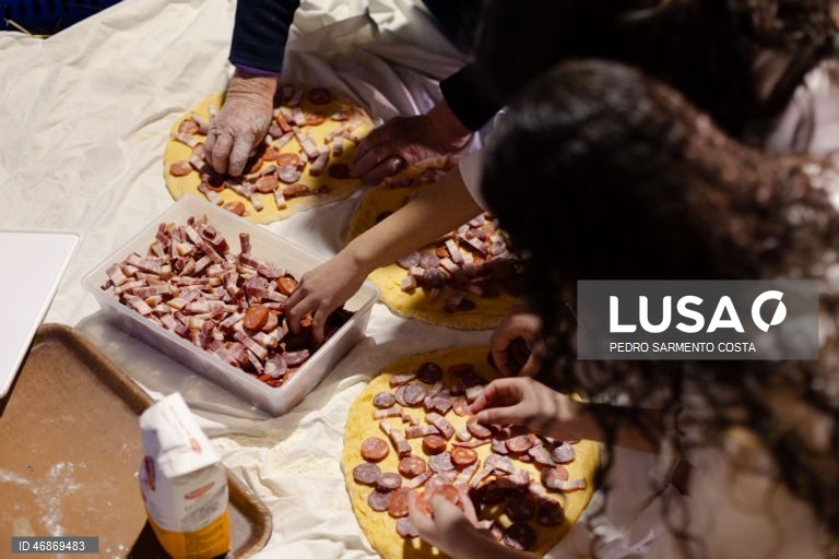 O antigo forno comunitário de Vilar Perdizes, em Montalegre, reabre nesta Páscoa para cumprir a tradição de cozer o folar, servindo de palco para a transmissão de saberes das gerações mais velhas para os mais novos, Montalegre, Vila Real, 2 de abril de 2026. Os fornos do povo foram caindo em desuso, mas, nos últimos anos, em Montalegre, distrito de Vila Real, vários foram recuperados e são reabertos, principalmente nesta época, para reativar uma tradição antiga. Espalhados pelo concelho há 56...