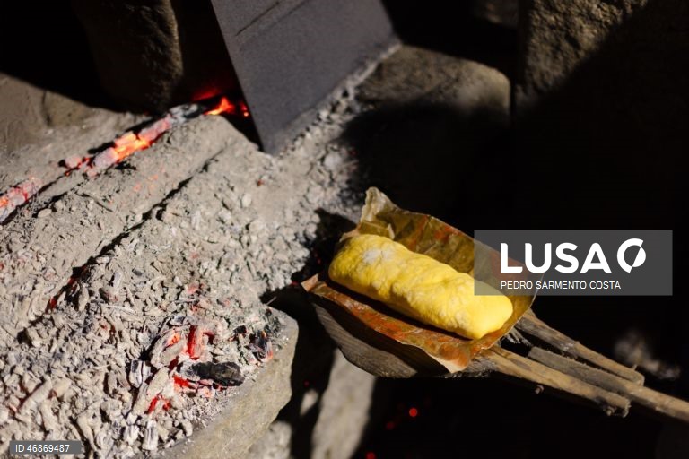 O antigo forno comunitário de Vilar Perdizes, em Montalegre, reabre nesta Páscoa para cumprir a tradição de cozer o folar, servindo de palco para a transmissão de saberes das gerações mais velhas para os mais novos, Montalegre, Vila Real, 2 de abril de 2026. Os fornos do povo foram caindo em desuso, mas, nos últimos anos, em Montalegre, distrito de Vila Real, vários foram recuperados e são reabertos, principalmente nesta época, para reativar uma tradição antiga. Espalhados pelo concelho há 56...