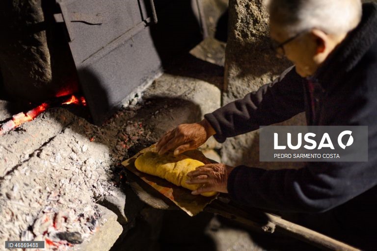 O antigo forno comunitário de Vilar Perdizes, em Montalegre, reabre nesta Páscoa para cumprir a tradição de cozer o folar, servindo de palco para a transmissão de saberes das gerações mais velhas para os mais novos, Montalegre, Vila Real, 2 de abril de 2026. Os fornos do povo foram caindo em desuso, mas, nos últimos anos, em Montalegre, distrito de Vila Real, vários foram recuperados e são reabertos, principalmente nesta época, para reativar uma tradição antiga. Espalhados pelo concelho há 56...