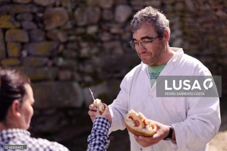 José Artilheiro, 52 anos, é o homem que, por estes dias, cuida do forno. Dias antes começa a pôr lenha para ir aquecendo, uma tarefa demorada por causa da espessura das pedras e pela dimensão, Montalegre, Vila Real, 2 de abril de 2026. Os fornos do povo foram caindo em desuso, mas, nos últimos anos, em Montalegre, distrito de Vila Real, vários foram recuperados e são reabertos, principalmente nesta época, para reativar uma tradição antiga. Espalhados pelo concelho há 56 fornos onde ainda é...