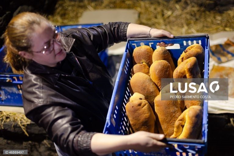 O antigo forno comunitário de Vilar Perdizes, em Montalegre, reabre nesta Páscoa para cumprir a tradição de cozer o folar, servindo de palco para a transmissão de saberes das gerações mais velhas para os mais novos, Montalegre, Vila Real, 2 de abril de 2026. Os fornos do povo foram caindo em desuso, mas, nos últimos anos, em Montalegre, distrito de Vila Real, vários foram recuperados e são reabertos, principalmente nesta época, para reativar uma tradição antiga. Espalhados pelo concelho há 56...