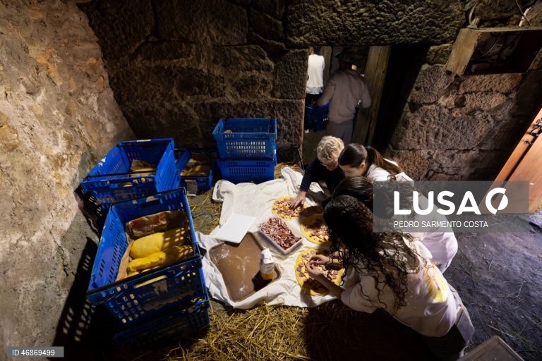 O antigo forno comunitário de Vilar Perdizes, em Montalegre, reabre nesta Páscoa para cumprir a tradição de cozer o folar, servindo de palco para a transmissão de saberes das gerações mais velhas para os mais novos, Montalegre, Vila Real, 2 de abril de 2026. Os fornos do povo foram caindo em desuso, mas, nos últimos anos, em Montalegre, distrito de Vila Real, vários foram recuperados e são reabertos, principalmente nesta época, para reativar uma tradição antiga. Espalhados pelo concelho há 56...