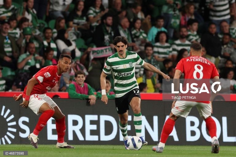 O Sporting venceu hoje na receção ao Santa Clara, por 4-2, depois de ter começado o jogo da 28.ª jornada da I Liga portuguesa de futebol a perder, colocando-se provisoriamente a quatro pontos do líder FC Porto.