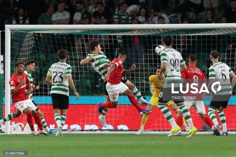 O Sporting venceu hoje na receção ao Santa Clara, por 4-2, depois de ter começado o jogo da 28.ª jornada da I Liga portuguesa de futebol a perder, colocando-se provisoriamente a quatro pontos do líder FC Porto.