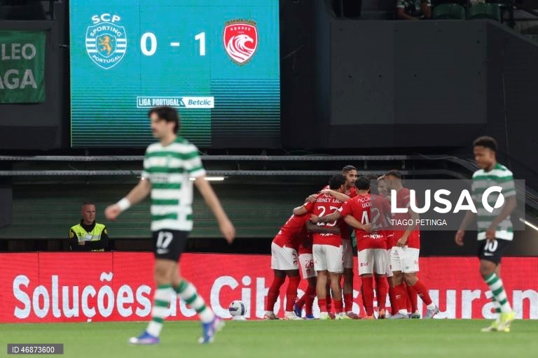 O Sporting venceu hoje na receção ao Santa Clara, por 4-2, depois de ter começado o jogo da 28.ª jornada da I Liga portuguesa de futebol a perder, colocando-se provisoriamente a quatro pontos do líder FC Porto.