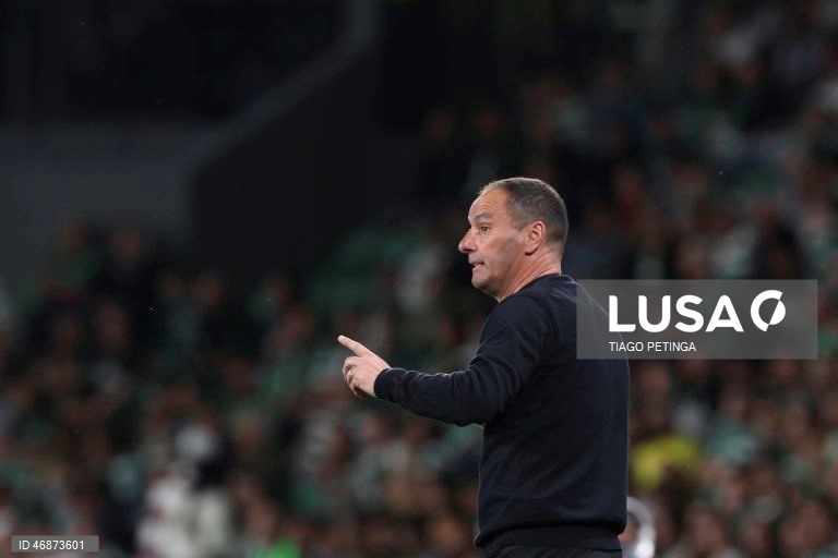 O Sporting venceu hoje na receção ao Santa Clara, por 4-2, depois de ter começado o jogo da 28.ª jornada da I Liga portuguesa de futebol a perder, colocando-se provisoriamente a quatro pontos do líder FC Porto.