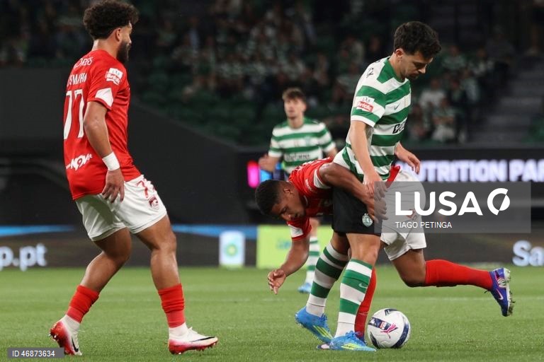 O Sporting venceu hoje na receção ao Santa Clara, por 4-2, depois de ter começado o jogo da 28.ª jornada da I Liga portuguesa de futebol a perder, colocando-se provisoriamente a quatro pontos do líder FC Porto.