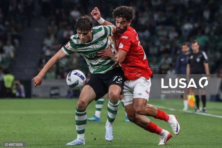 O Sporting venceu hoje na receção ao Santa Clara, por 4-2, depois de ter começado o jogo da 28.ª jornada da I Liga portuguesa de futebol a perder, colocando-se provisoriamente a quatro pontos do líder FC Porto.