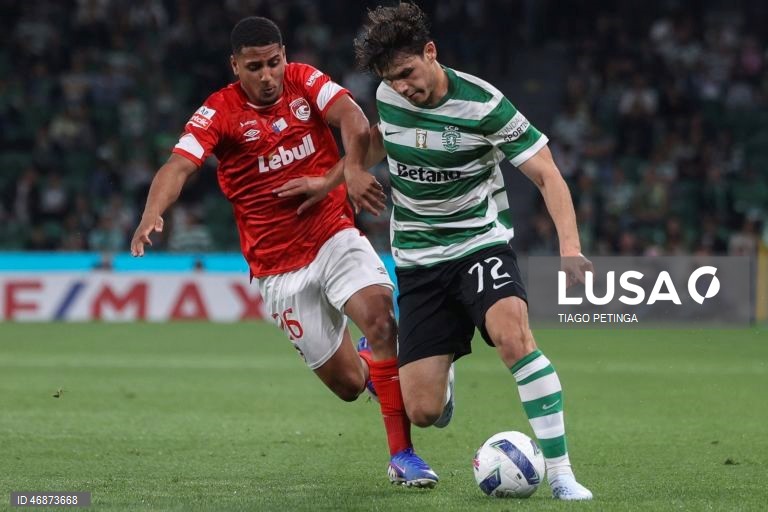 O Sporting venceu hoje na receção ao Santa Clara, por 4-2, depois de ter começado o jogo da 28.ª jornada da I Liga portuguesa de futebol a perder, colocando-se provisoriamente a quatro pontos do líder FC Porto.