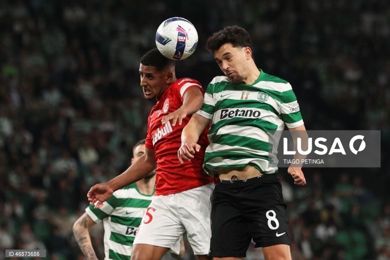 O Sporting venceu hoje na receção ao Santa Clara, por 4-2, depois de ter começado o jogo da 28.ª jornada da I Liga portuguesa de futebol a perder, colocando-se provisoriamente a quatro pontos do líder FC Porto.