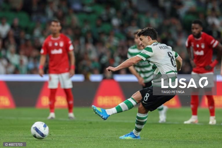 O Sporting venceu hoje na receção ao Santa Clara, por 4-2, depois de ter começado o jogo da 28.ª jornada da I Liga portuguesa de futebol a perder, colocando-se provisoriamente a quatro pontos do líder FC Porto.